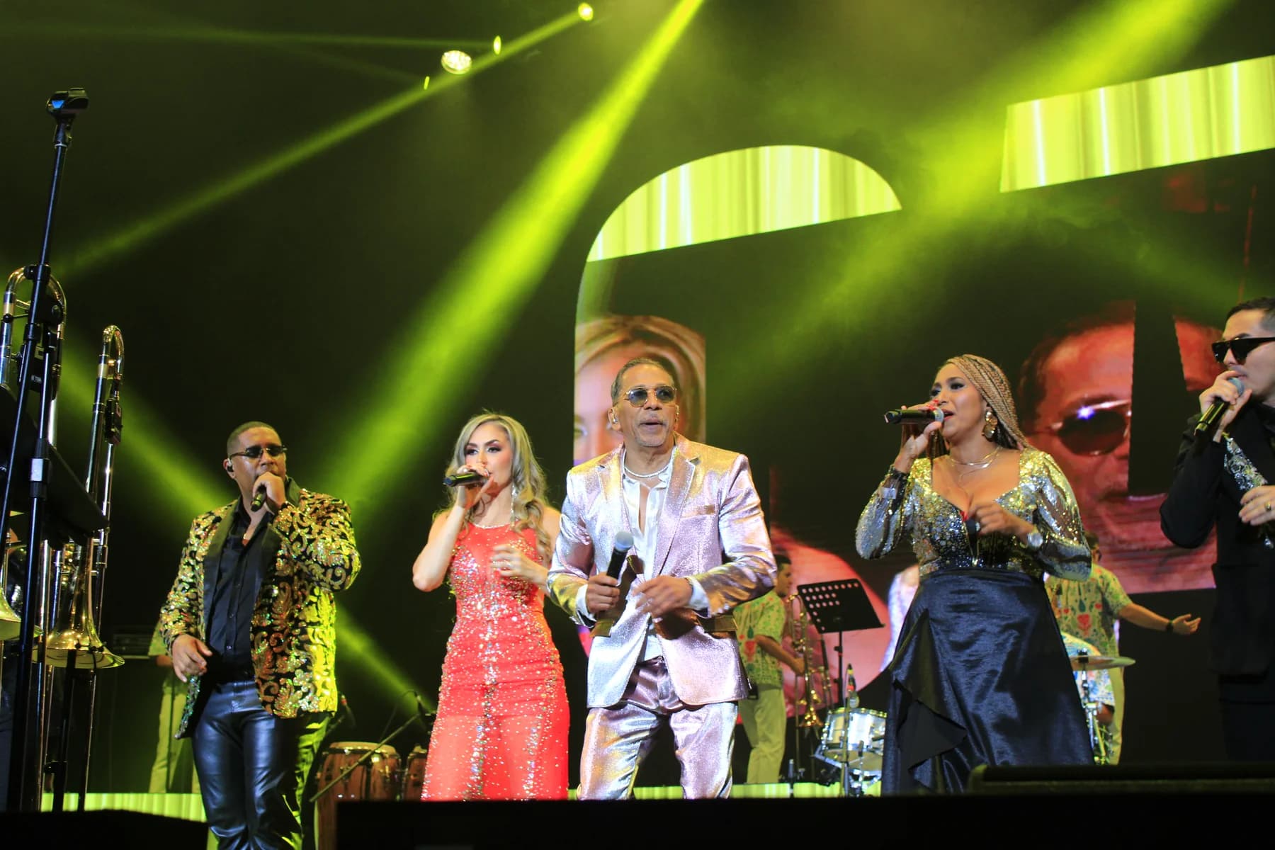 Alberto Barros y los vocalistas de su orquesta sobre el escenario