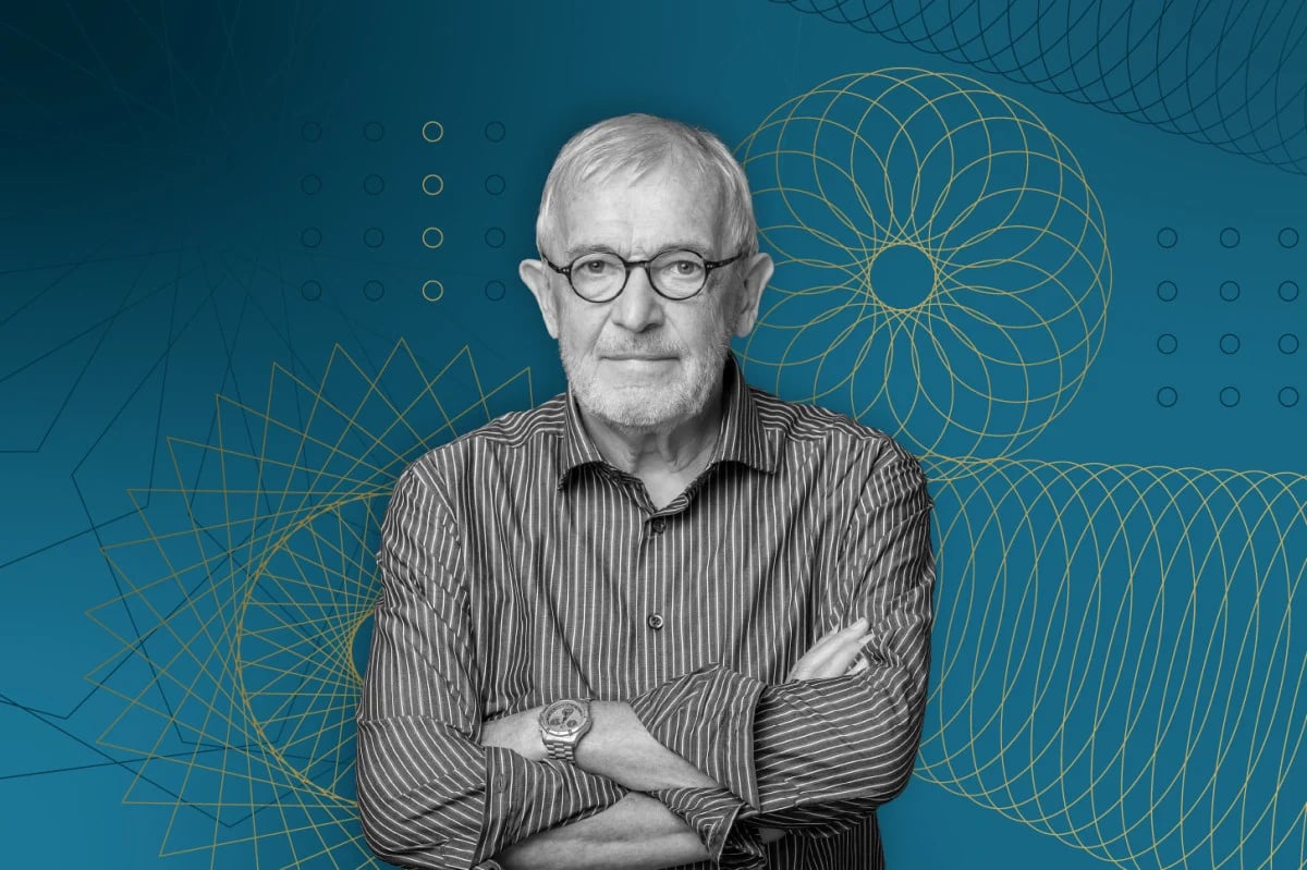 Retrato de Francis Halzen sobre un fondo azul con motivos geométricos