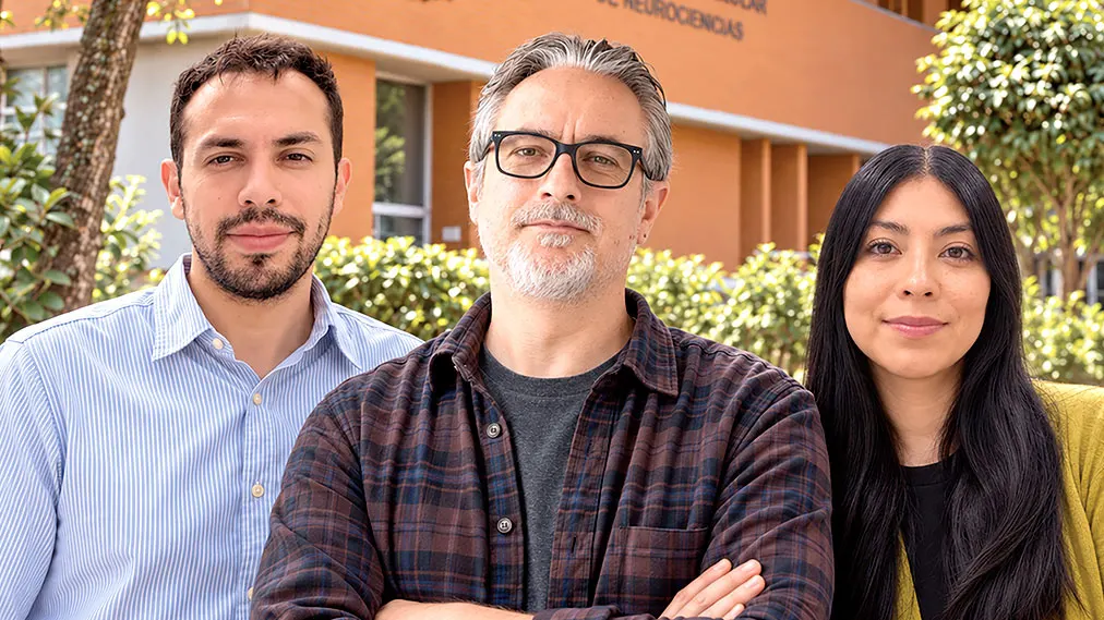 Eduardo Hernández Ortiz, Francisco Sotres Bayón y Elizabeth Illescas Huerta frente a un edificio de la UNAM